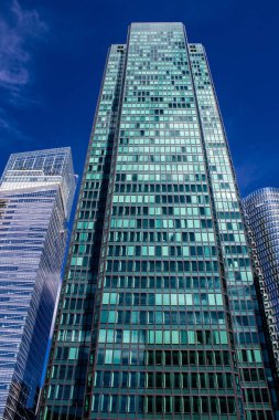 Paris, Fransa - 12 Eylül 2022 La Defense şehri ve mimarisi, Paris 'te yer alan bir iş bölgesi, gökdelenler yamacın merkezindeki ünlü kemeri çevrelediler.