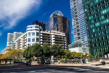 Paris, Fransa - 12 Eylül 2022 La Defense şehri ve mimarisi, Paris 'te yer alan bir iş bölgesi, gökdelenler yamacın merkezindeki ünlü kemeri çevrelediler.