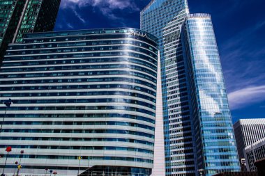 Paris, Fransa - 12 Eylül 2022 La Defense şehri ve mimarisi, Paris 'te yer alan bir iş bölgesi, gökdelenler yamacın merkezindeki ünlü kemeri çevrelediler.