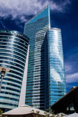 Paris, Fransa - 12 Eylül 2022 La Defense şehri ve mimarisi, Paris 'te yer alan bir iş bölgesi, gökdelenler yamacın merkezindeki ünlü kemeri çevrelediler.