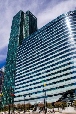 Paris, Fransa - 12 Eylül 2022 La Defense şehri ve mimarisi, Paris 'te yer alan bir iş bölgesi, gökdelenler yamacın merkezindeki ünlü kemeri çevrelediler.