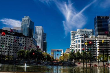 Paris, Fransa - 12 Eylül 2022 La Defense şehri ve mimarisi, Paris 'te yer alan bir iş bölgesi, gökdelenler yamacın merkezindeki ünlü kemeri çevrelediler.