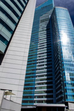 Paris, Fransa - 12 Eylül 2022 La Defense şehri ve mimarisi, Paris 'te yer alan bir iş bölgesi, gökdelenler yamacın merkezindeki ünlü kemeri çevrelediler.
