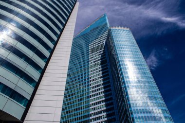 Paris, Fransa - 12 Eylül 2022 La Defense şehri ve mimarisi, Paris 'te yer alan bir iş bölgesi, gökdelenler yamacın merkezindeki ünlü kemeri çevrelediler.