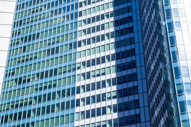 Paris, Fransa - 12 Eylül 2022 La Defense şehri ve mimarisi, Paris 'te yer alan bir iş bölgesi, gökdelenler yamacın merkezindeki ünlü kemeri çevrelediler.