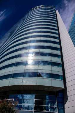 Paris, Fransa - 12 Eylül 2022 La Defense şehri ve mimarisi, Paris 'te yer alan bir iş bölgesi, gökdelenler yamacın merkezindeki ünlü kemeri çevrelediler.