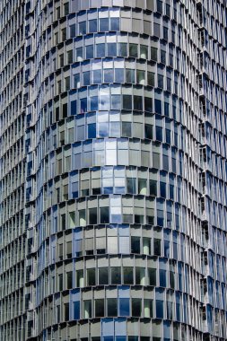 Paris, Fransa - 12 Eylül 2022 La Defense şehri ve mimarisi, Paris 'te yer alan bir iş bölgesi, gökdelenler yamacın merkezindeki ünlü kemeri çevrelediler.