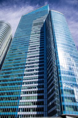 Paris, Fransa - 12 Eylül 2022 La Defense şehri ve mimarisi, Paris 'te yer alan bir iş bölgesi, gökdelenler yamacın merkezindeki ünlü kemeri çevrelediler.