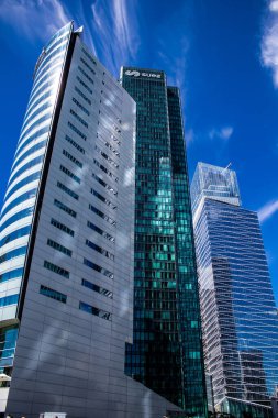 Paris, Fransa - 12 Eylül 2022 La Defense şehri ve mimarisi, Paris 'te yer alan bir iş bölgesi, gökdelenler yamacın merkezindeki ünlü kemeri çevrelediler.