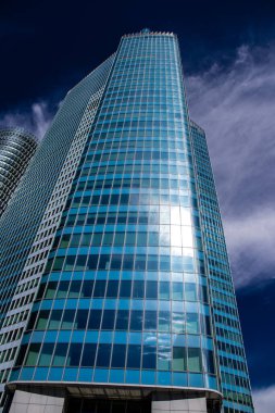 Paris, Fransa - 12 Eylül 2022 La Defense şehri ve mimarisi, Paris 'te yer alan bir iş bölgesi, gökdelenler yamacın merkezindeki ünlü kemeri çevrelediler.