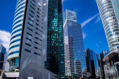 Paris, Fransa - 12 Eylül 2022 La Defense şehri ve mimarisi, Paris 'te yer alan bir iş bölgesi, gökdelenler yamacın merkezindeki ünlü kemeri çevrelediler.