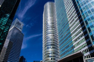 Paris, Fransa - 12 Eylül 2022 La Defense şehri ve mimarisi, Paris 'te yer alan bir iş bölgesi, gökdelenler yamacın merkezindeki ünlü kemeri çevrelediler.