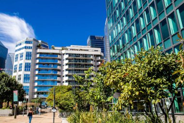 Paris, Fransa - 12 Eylül 2022 La Defense şehri ve mimarisi, Paris 'te yer alan bir iş bölgesi, gökdelenler yamacın merkezindeki ünlü kemeri çevrelediler.