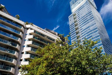 Paris, Fransa - 12 Eylül 2022 La Defense şehri ve mimarisi, Paris 'te yer alan bir iş bölgesi, gökdelenler yamacın merkezindeki ünlü kemeri çevrelediler.