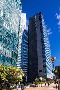 Paris, Fransa - 12 Eylül 2022 La Defense şehri ve mimarisi, Paris 'te yer alan bir iş bölgesi, gökdelenler yamacın merkezindeki ünlü kemeri çevrelediler.
