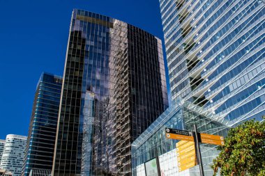 Paris, Fransa - 12 Eylül 2022 La Defense şehri ve mimarisi, Paris 'te yer alan bir iş bölgesi, gökdelenler yamacın merkezindeki ünlü kemeri çevrelediler.