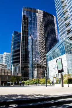 Paris, Fransa - 12 Eylül 2022 La Defense şehri ve mimarisi, Paris 'te yer alan bir iş bölgesi, gökdelenler yamacın merkezindeki ünlü kemeri çevrelediler.