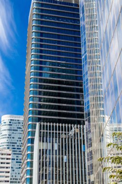 Paris, Fransa - 12 Eylül 2022 La Defense şehri ve mimarisi, Paris 'te yer alan bir iş bölgesi, gökdelenler yamacın merkezindeki ünlü kemeri çevrelediler.