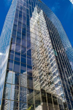 Paris, Fransa - 12 Eylül 2022 La Defense şehri ve mimarisi, Paris 'te yer alan bir iş bölgesi, gökdelenler yamacın merkezindeki ünlü kemeri çevrelediler.