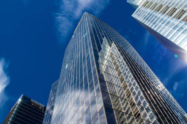 Paris, Fransa - 12 Eylül 2022 La Defense şehri ve mimarisi, Paris 'te yer alan bir iş bölgesi, gökdelenler yamacın merkezindeki ünlü kemeri çevrelediler.