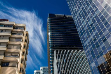 Paris, Fransa - 12 Eylül 2022 La Defense şehri ve mimarisi, Paris 'te yer alan bir iş bölgesi, gökdelenler yamacın merkezindeki ünlü kemeri çevrelediler.