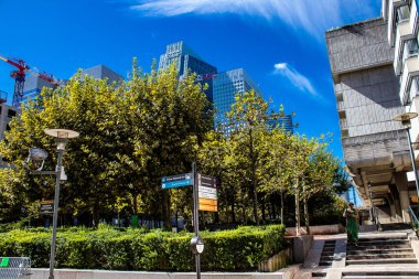 Paris, Fransa - 12 Eylül 2022 La Defense şehri ve mimarisi, Paris 'te yer alan bir iş bölgesi, gökdelenler yamacın merkezindeki ünlü kemeri çevrelediler.