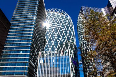 Paris, Fransa - 12 Eylül 2022 La Defense şehri ve mimarisi, Paris 'te yer alan bir iş bölgesi, gökdelenler yamacın merkezindeki ünlü kemeri çevrelediler.