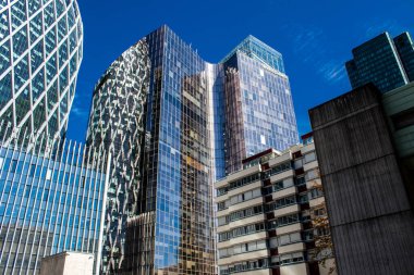 Paris, Fransa - 12 Eylül 2022 La Defense şehri ve mimarisi, Paris 'te yer alan bir iş bölgesi, gökdelenler yamacın merkezindeki ünlü kemeri çevrelediler.