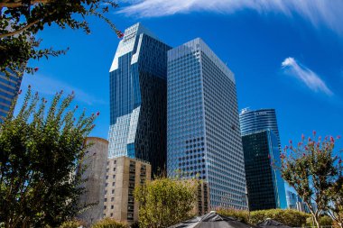 Paris, Fransa - 12 Eylül 2022 La Defense şehri ve mimarisi, Paris 'te yer alan bir iş bölgesi, gökdelenler yamacın merkezindeki ünlü kemeri çevrelediler.