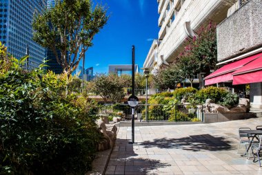 Paris, Fransa - 12 Eylül 2022 La Defense şehri ve mimarisi, Paris 'te yer alan bir iş bölgesi, gökdelenler yamacın merkezindeki ünlü kemeri çevrelediler.