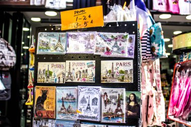 Paris, Fransa - 14 Eylül 2022 Dekoratif eşyalar ve hediyelik eşya dükkanında satılan çeşitli hediyeler, turistler tipik Fransız ve Paris nesnelerini evlerine götürüyorlar, nesneler çoğunlukla Fransa ve Avrupa 'da üretiliyor.