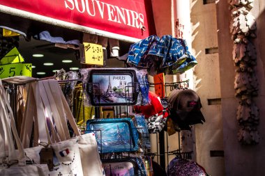 Paris, Fransa - 14 Eylül 2022 Dekoratif eşyalar ve hediyelik eşya dükkanında satılan çeşitli hediyeler, turistler tipik Fransız ve Paris nesnelerini evlerine götürüyorlar, nesneler çoğunlukla Fransa ve Avrupa 'da üretiliyor.