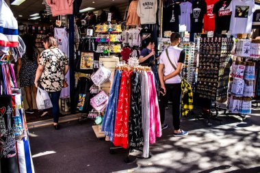 Paris, Fransa - 14 Eylül 2022 Dekoratif eşyalar ve hediyelik eşya dükkanında satılan çeşitli hediyeler, turistler tipik Fransız ve Paris nesnelerini evlerine götürüyorlar, nesneler çoğunlukla Fransa ve Avrupa 'da üretiliyor.