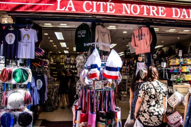 Paris, Fransa - 14 Eylül 2022 Dekoratif eşyalar ve hediyelik eşya dükkanında satılan çeşitli hediyeler, turistler tipik Fransız ve Paris nesnelerini evlerine götürüyorlar, nesneler çoğunlukla Fransa ve Avrupa 'da üretiliyor.