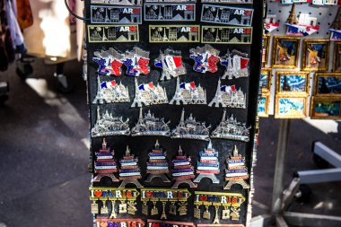 Paris, Fransa - 14 Eylül 2022 Dekoratif eşyalar ve hediyelik eşya dükkanında satılan çeşitli hediyeler, turistler tipik Fransız ve Paris nesnelerini evlerine götürüyorlar, nesneler çoğunlukla Fransa ve Avrupa 'da üretiliyor.