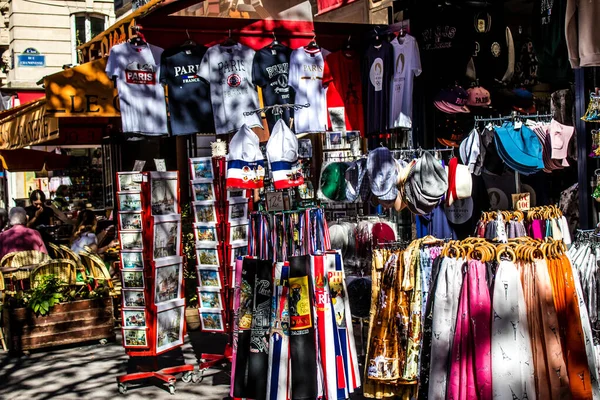 Paris, Fransa - 14 Eylül 2022 Dekoratif eşyalar ve hediyelik eşya dükkanında satılan çeşitli hediyeler, turistler tipik Fransız ve Paris nesnelerini evlerine götürüyorlar, nesneler çoğunlukla Fransa ve Avrupa 'da üretiliyor.