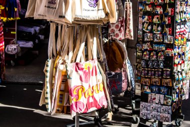 Paris, Fransa - 14 Eylül 2022 Dekoratif eşyalar ve hediyelik eşya dükkanında satılan çeşitli hediyeler, turistler tipik Fransız ve Paris nesnelerini evlerine götürüyorlar, nesneler çoğunlukla Fransa ve Avrupa 'da üretiliyor.