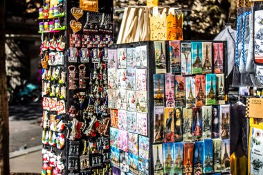 Paris, Fransa - 14 Eylül 2022 Dekoratif eşyalar ve hediyelik eşya dükkanında satılan çeşitli hediyeler, turistler tipik Fransız ve Paris nesnelerini evlerine götürüyorlar, nesneler çoğunlukla Fransa ve Avrupa 'da üretiliyor.