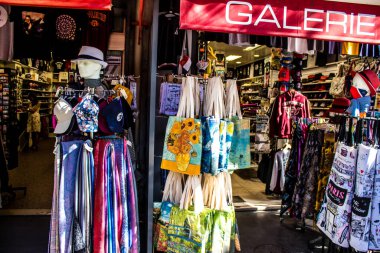 Paris, Fransa - 14 Eylül 2022 Dekoratif eşyalar ve hediyelik eşya dükkanında satılan çeşitli hediyeler, turistler tipik Fransız ve Paris nesnelerini evlerine götürüyorlar, nesneler çoğunlukla Fransa ve Avrupa 'da üretiliyor.