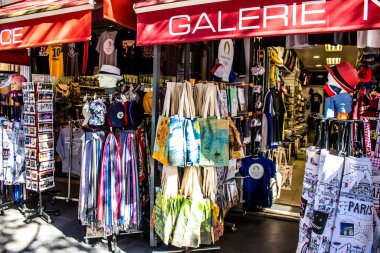 Paris, Fransa - 14 Eylül 2022 Dekoratif eşyalar ve hediyelik eşya dükkanında satılan çeşitli hediyeler, turistler tipik Fransız ve Paris nesnelerini evlerine götürüyorlar, nesneler çoğunlukla Fransa ve Avrupa 'da üretiliyor.