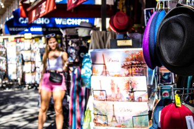 Paris, Fransa - 14 Eylül 2022 Dekoratif eşyalar ve hediyelik eşya dükkanında satılan çeşitli hediyeler, turistler tipik Fransız ve Paris nesnelerini evlerine götürüyorlar, nesneler çoğunlukla Fransa ve Avrupa 'da üretiliyor.