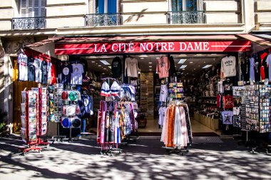Paris, Fransa - 14 Eylül 2022 Dekoratif eşyalar ve hediyelik eşya dükkanında satılan çeşitli hediyeler, turistler tipik Fransız ve Paris nesnelerini evlerine götürüyorlar, nesneler çoğunlukla Fransa ve Avrupa 'da üretiliyor.