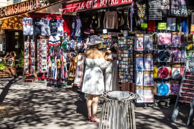 Paris, Fransa - 14 Eylül 2022 Dekoratif eşyalar ve hediyelik eşya dükkanında satılan çeşitli hediyeler, turistler tipik Fransız ve Paris nesnelerini evlerine götürüyorlar, nesneler çoğunlukla Fransa ve Avrupa 'da üretiliyor.