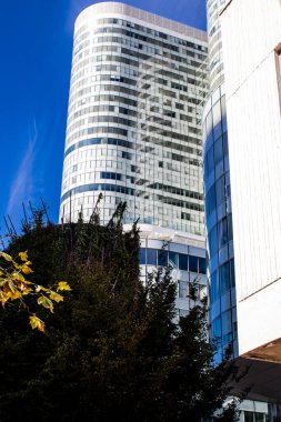 Paris, Fransa - 12 Eylül 2022 La Defense şehri ve mimarisi, Paris 'te yer alan bir iş bölgesi, gökdelenler yamacın merkezindeki ünlü kemeri çevrelediler.