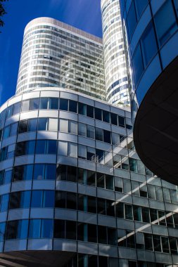 Paris, Fransa - 12 Eylül 2022 La Defense şehri ve mimarisi, Paris 'te yer alan bir iş bölgesi, gökdelenler yamacın merkezindeki ünlü kemeri çevrelediler.