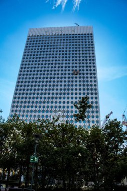 Paris, Fransa - 12 Eylül 2022 La Defense şehri ve mimarisi, Paris 'te yer alan bir iş bölgesi, gökdelenler yamacın merkezindeki ünlü kemeri çevrelediler.