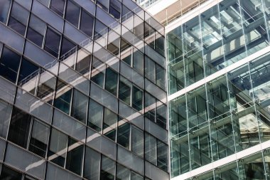 Paris, Fransa - 12 Eylül 2022 La Defense şehri ve mimarisi, Paris 'te yer alan bir iş bölgesi, gökdelenler yamacın merkezindeki ünlü kemeri çevrelediler.
