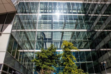 Paris, Fransa - 12 Eylül 2022 La Defense şehri ve mimarisi, Paris 'te yer alan bir iş bölgesi, gökdelenler yamacın merkezindeki ünlü kemeri çevrelediler.