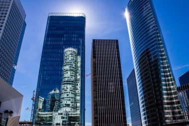 Paris, Fransa - 12 Eylül 2022 La Defense şehri ve mimarisi, Paris 'te yer alan bir iş bölgesi, gökdelenler yamacın merkezindeki ünlü kemeri çevrelediler.