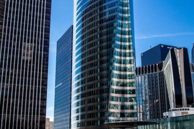 Paris, Fransa - 12 Eylül 2022 La Defense şehri ve mimarisi, Paris 'te yer alan bir iş bölgesi, gökdelenler yamacın merkezindeki ünlü kemeri çevrelediler.